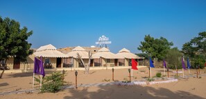 Tienda de campaña de lujo, balcón, vista al jardín | 1 habitación, camas con efecto memoria, escritorio y insonorización 