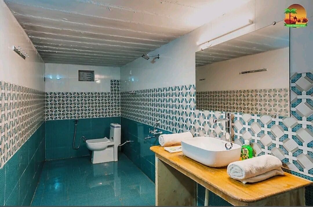 Un baño con inodoro, lavamanos y ducha.