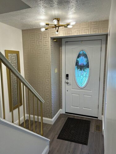 3-bedroom townhome in delightful Pittsburgh with WiFi, AC