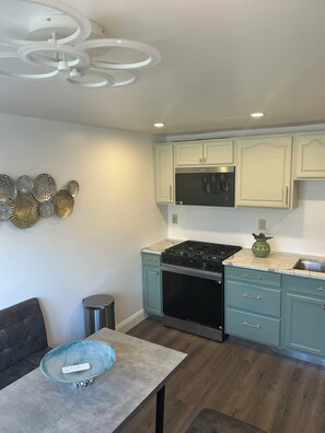 Refrigerador, microondas, horno y parrilla de estufa 