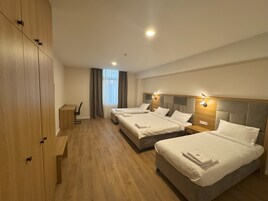 Habitación cuádruple familiar | Escritorio y wifi gratis