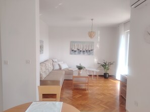 Living area - Charming 2-bedroom apartment with WiFi, AC in brilliant Bol (Bol)