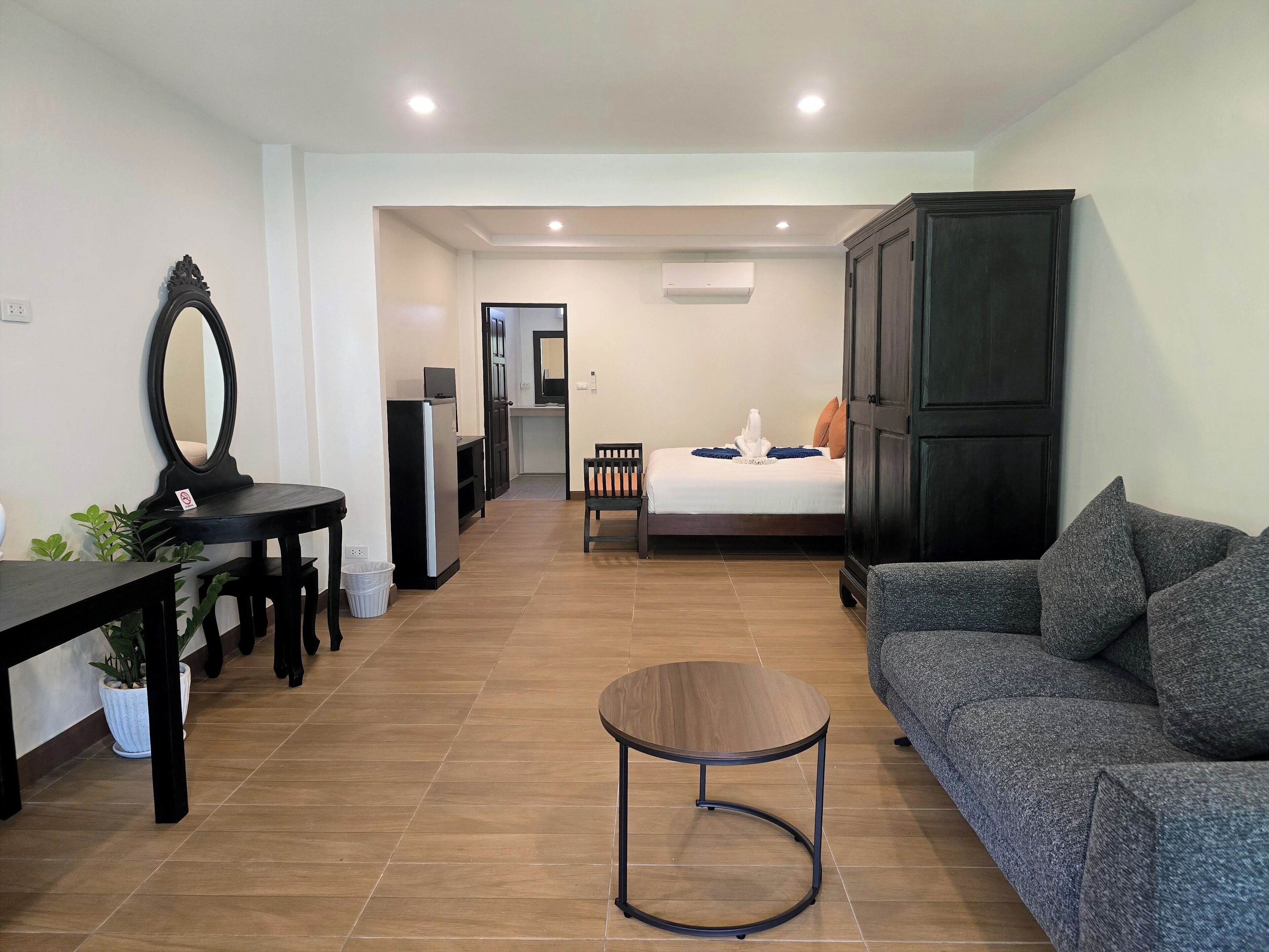 Superior kamer | Een kluis op de kamer, een bureau, verduisterende gordijnen