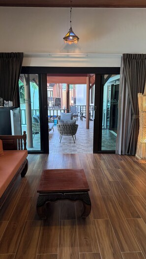 Junior suite, uitzicht op bergen | Een kluis op de kamer, een bureau, verduisterende gordijnen