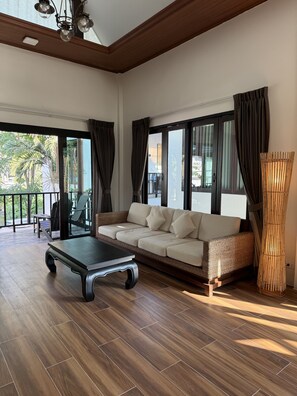 Suite – junior, fjellutsikt | Safe på rommet, skrivebord, blendingsgardiner og strykejern/-brett