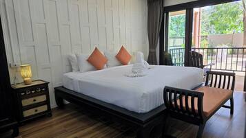 Family Room | Bathroom | Shower, free toiletries, hair dryer, towels