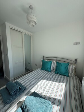 3 quartos, ferros/tábuas de passar roupa, Wi-Fi, roupa de cama