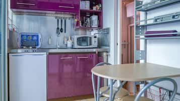 Een koelkast, een microgolfoven, een koffiezetapparaat/waterkoker