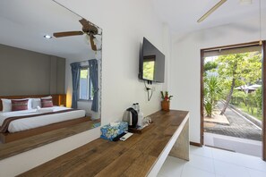 Superior tweepersoonskamer, uitzicht op zwembad | Uitzicht vanaf balkon