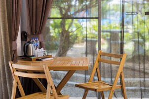 Bungalow Deluxe, vistas al jardín | Servicio de comidas en la habitación