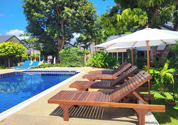 Piscine extérieure, chaises longues