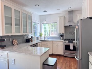 Fridge, microwave, oven, stovetop - Swim Spa + Hot Tub, Private backyard, 6 Bedrooms (Beaverton)