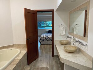 Douche, sèche-cheveux, serviettes fournies, savon