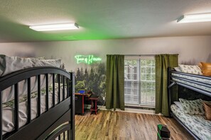 4 bedrooms, desk, WiFi, bed sheets