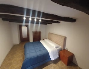 1 chambre, fer et planche Ă repasser, Wi-Fi gratuit, draps fournis