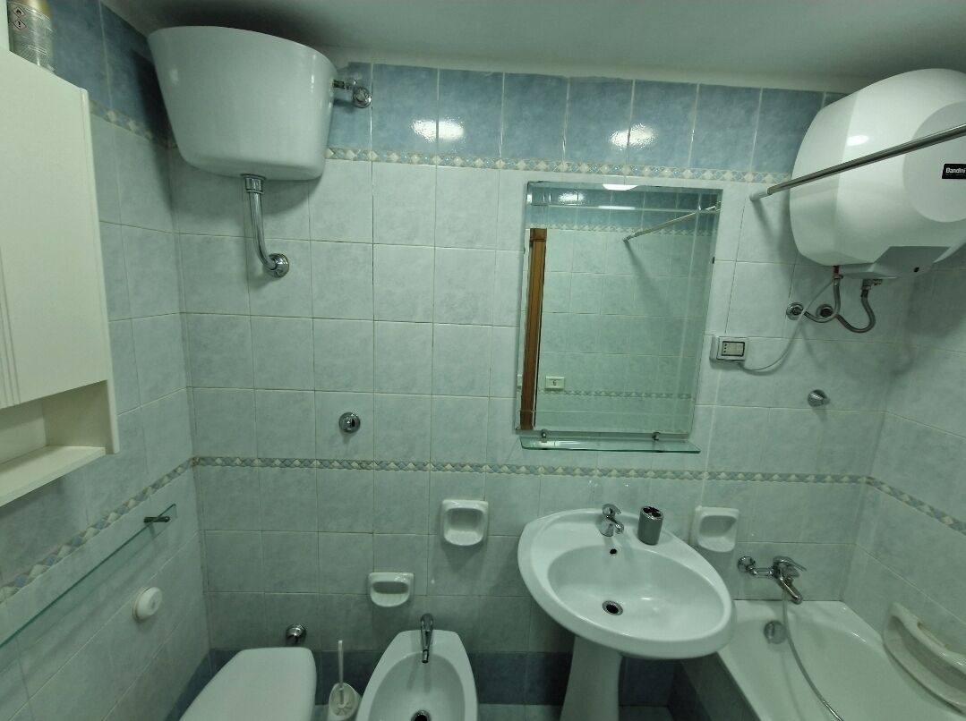 Secador de pelo, bidet, toallas, jabón