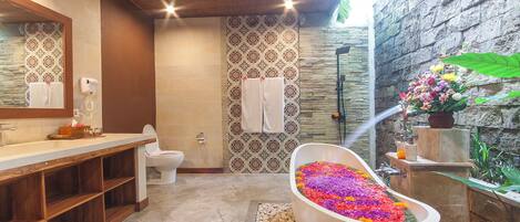 独立的浴缸和淋浴、免费洗浴用品、吹风机、毛巾