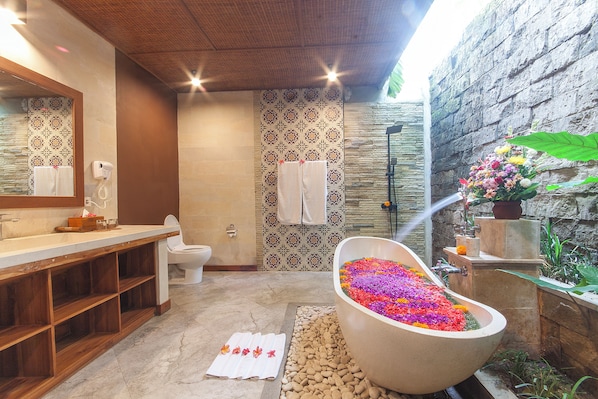 Separate bathtub and shower, free toiletries, hair dryer, towels