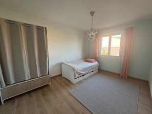 3 bedrooms, iron/ironing board, WiFi, bed sheets