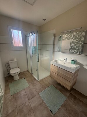 Douche, sĂšche-cheveux, serviettes fournies, savon