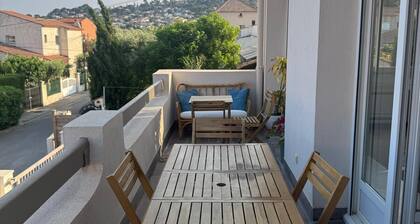 Appartement vue mer & colline - Bright Appartment with sea / hill view balcony