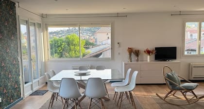 Bright Apartment with Sea & Hill View Balcony