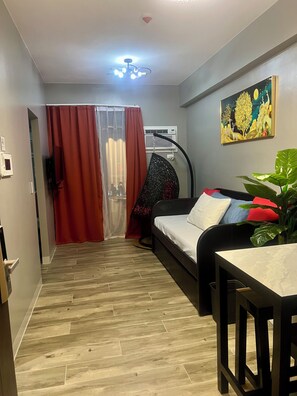 1 bedroom, desk, iron/ironing board, WiFi - 1BR Cozy Executive Suite in Gentry Manor near OKADA Manila, Paranaque (Parañaque)