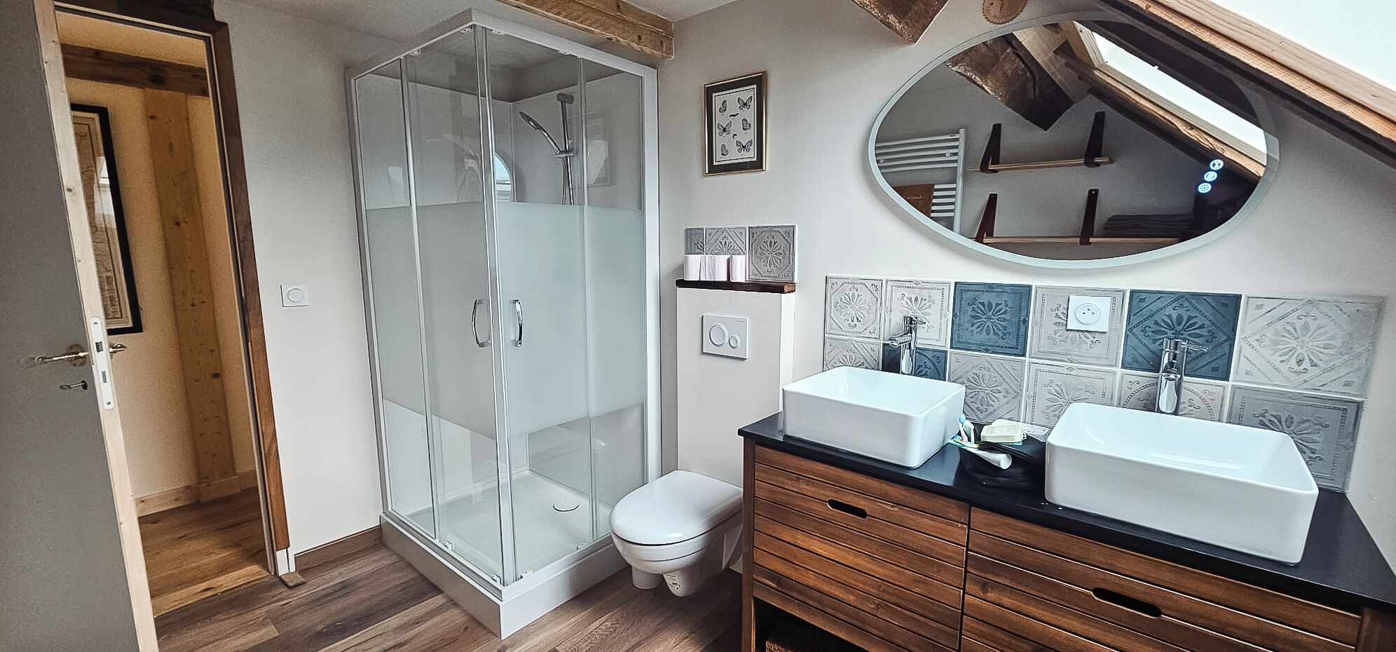 Een douche, een haardroger, handdoeken, zeep
