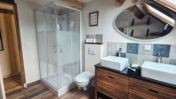 Een douche, een haardroger, handdoeken, zeep