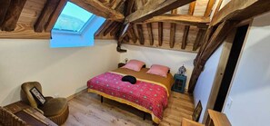 4 chambres, bureau, fer et planche à repasser, lit parapluie