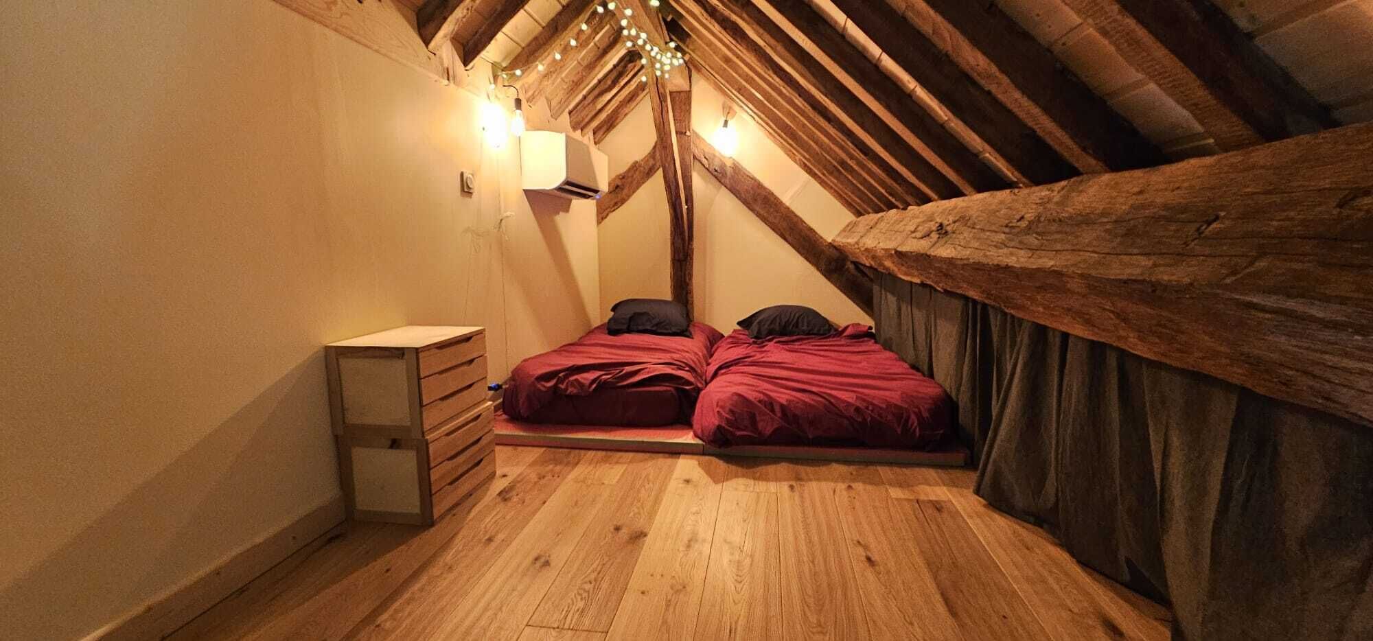 4 slaapkamers, een bureau, een strijkplank/strijkijzer, reisbedje