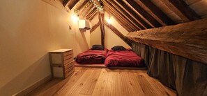 4 slaapkamers, een bureau, een strijkplank/strijkijzer, reisbedje