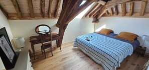 4 bedrooms, desk, iron/ironing board, travel cot