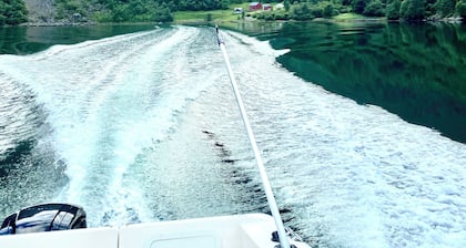 Originales Fjordhaus im eigenen, wunderschönen Fjordarm des Sognefjords