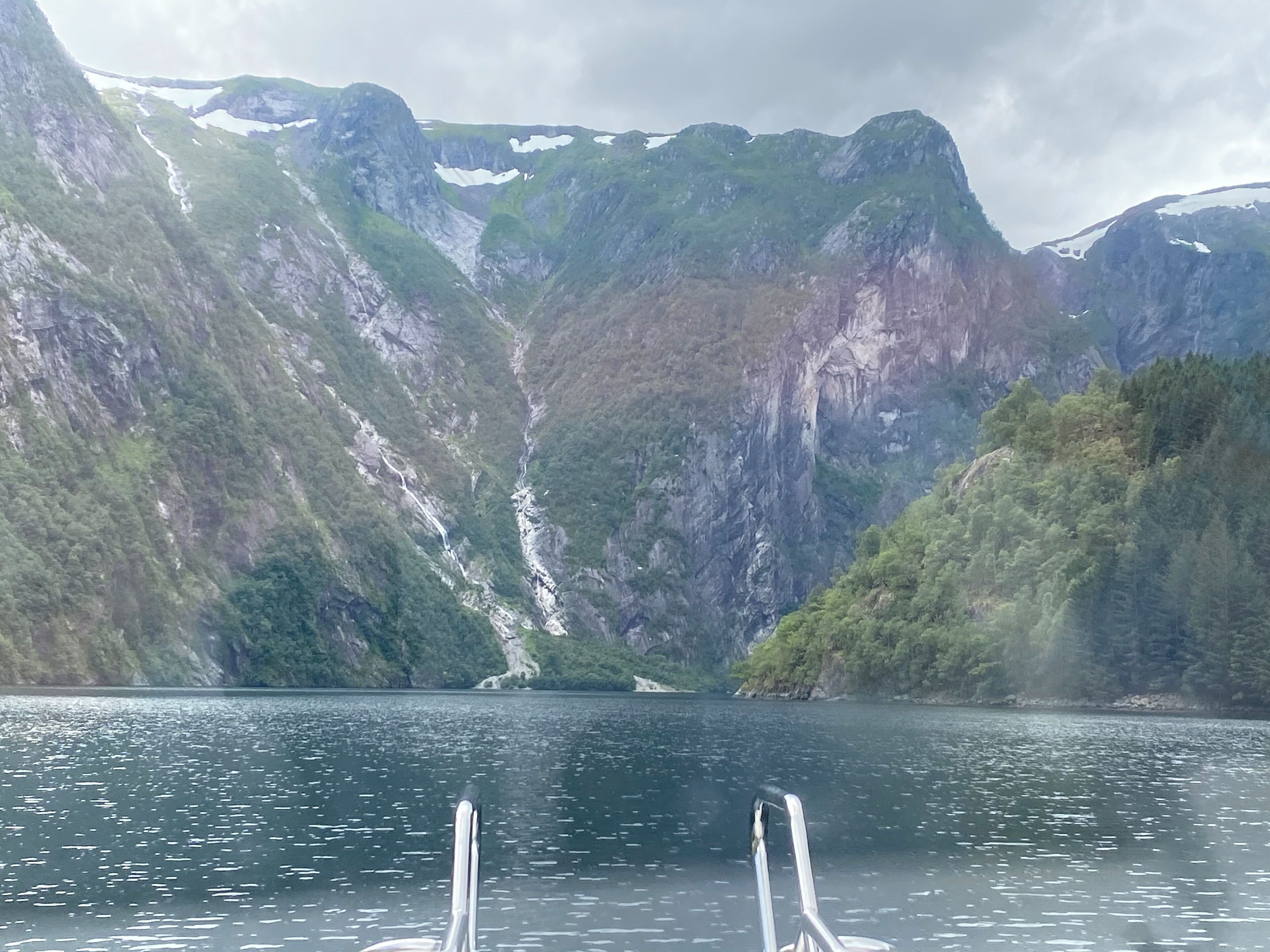 Eine Berglandschaft mit einem See und steilen Klippen.
