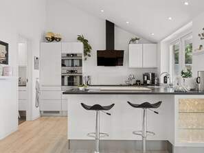 Kjøleskap, mikrobølgeovn, ovn og oppvaskmaskin