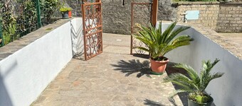 HOME & GARDEN