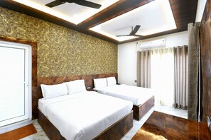 Escritorio, espacio para trabajar con laptop y wifi gratis