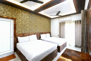 Escritorio, espacio para trabajar con laptop y wifi gratis 