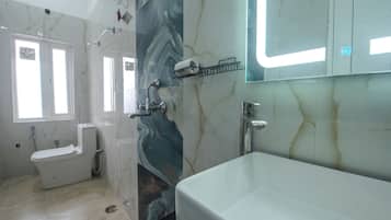 Un bagno con il water, una doccia e una vasca da bagno.