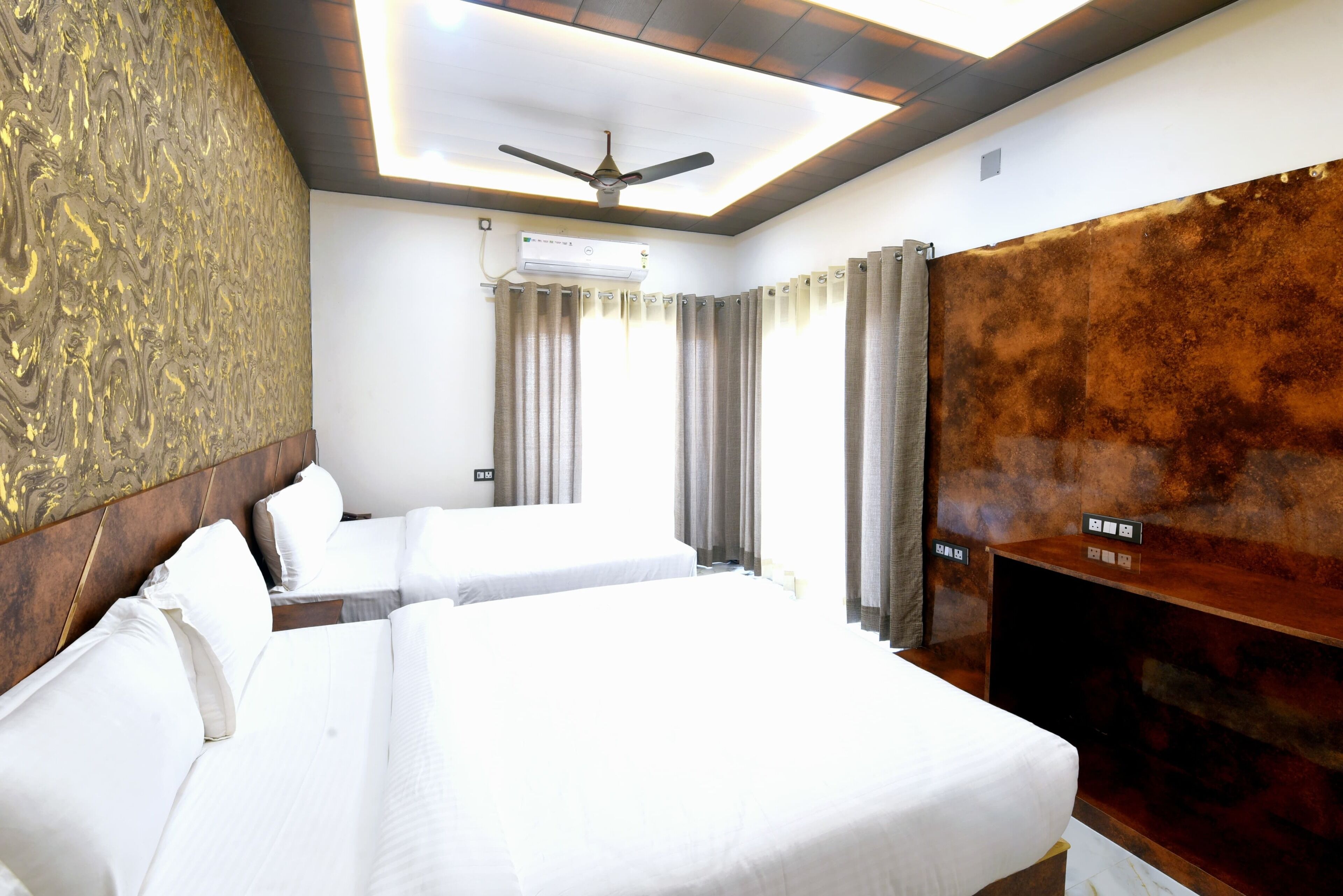 Schreibtisch, laptopgeeigneter Arbeitsplatz, kostenloses WLAN