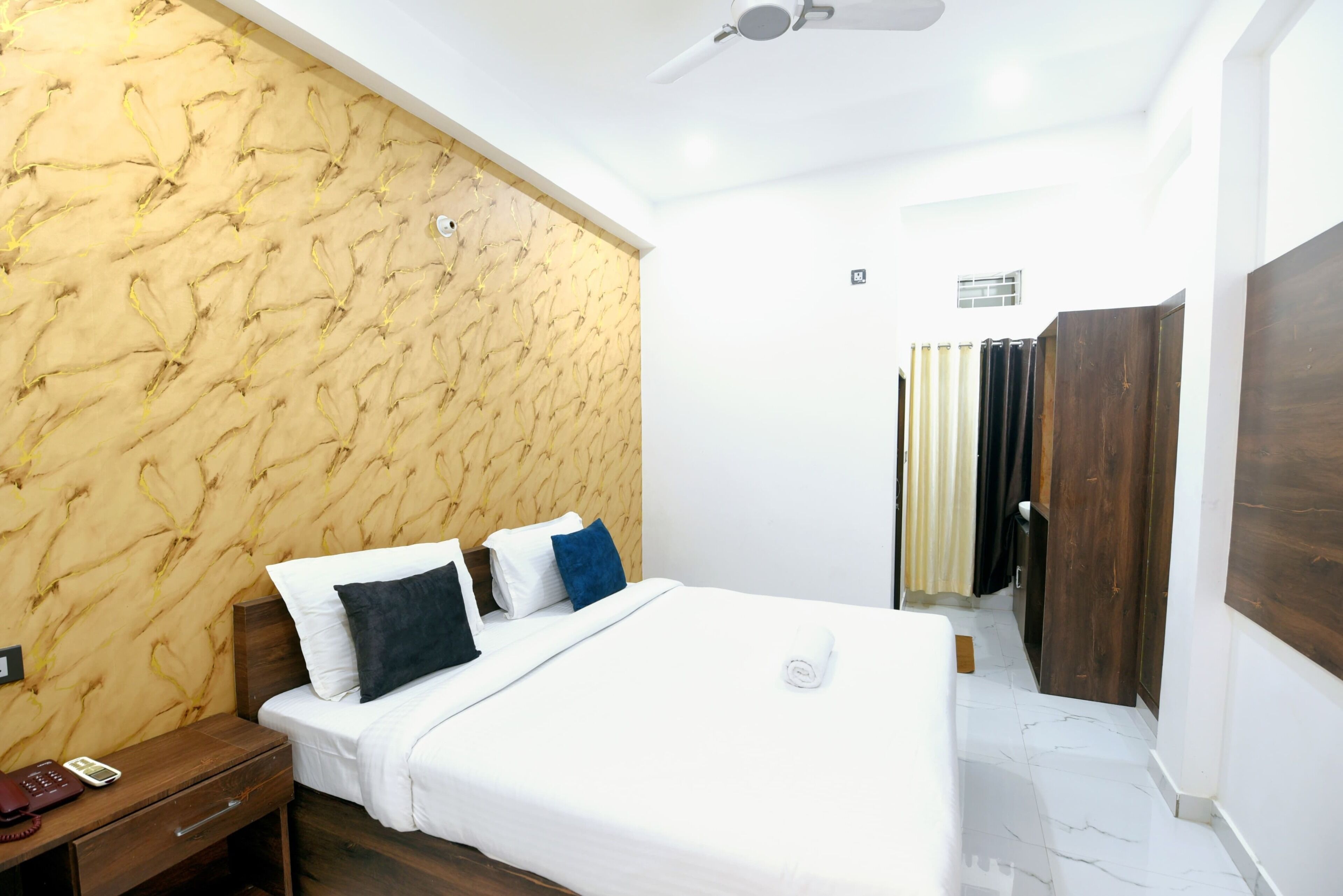 Schreibtisch, laptopgeeigneter Arbeitsplatz, kostenloses WLAN