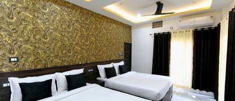 Desk, laptop workspace, free WiFi