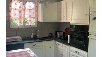 Fridge, microwave, oven, coffee/tea maker