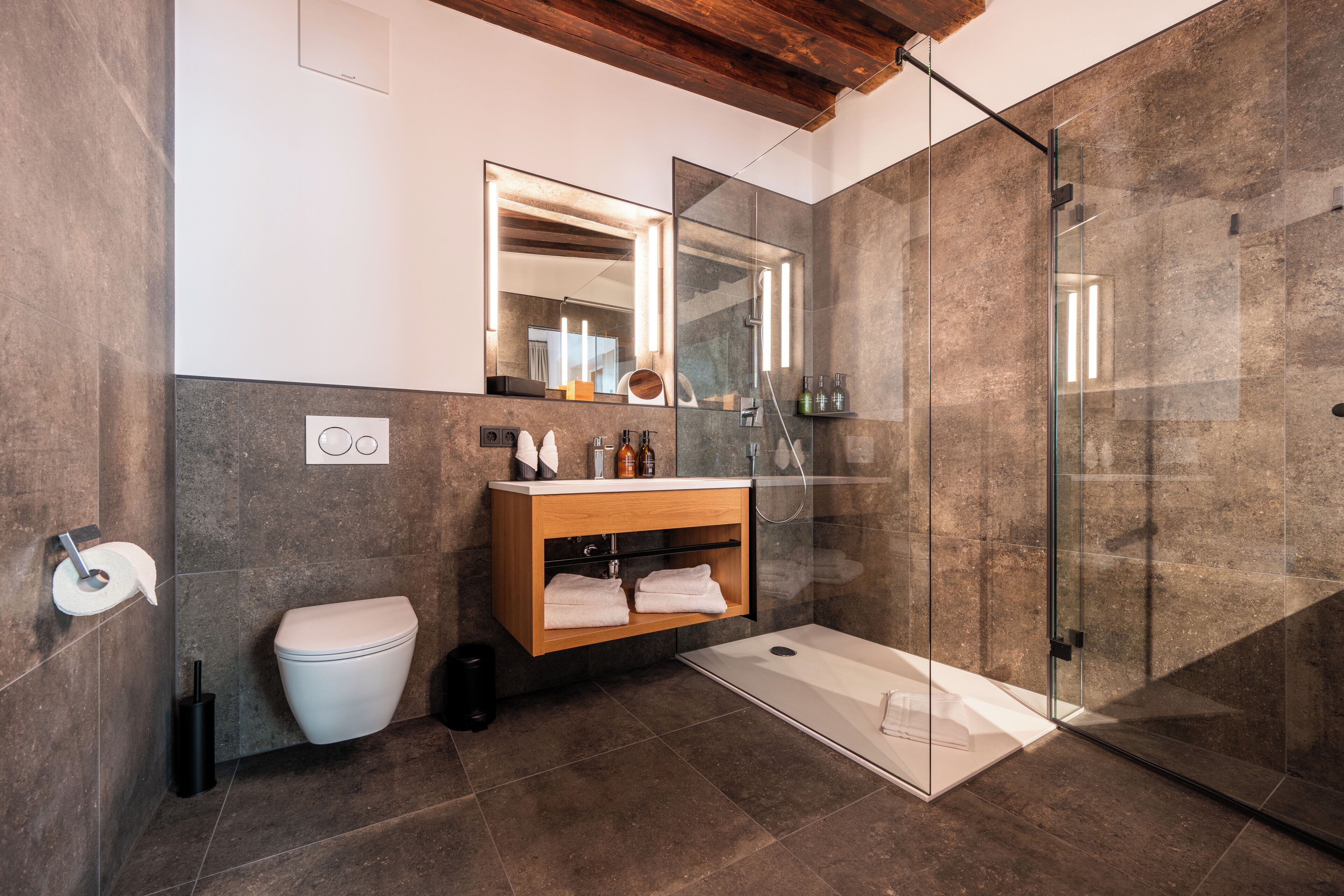 Deluxe-Doppelzimmer | Badezimmer | Dusche, Haartrockner, Fußbodenheizung (Badezimmer), Handtücher