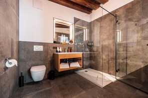 Chambre Double Deluxe | Salle de bain | Douche, sèche-cheveux, chauffage par le sol (salle de bains)