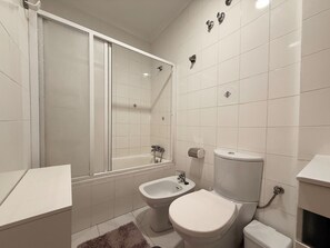 Sèche-cheveux, bidet, serviettes fournies, savon