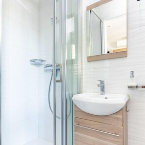 Basic Apart Daire, Veranda | Banyo