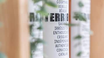 Una botella de vino con etiqueta que incluye las palabras "Gourmand Rebel", "Sauvage", "Irresistible", "Croquant", "Indépendant", "Authentique" y "Catalán". La etiqueta también muestra el logotipo de Maison Albo y el texto "Vignes d'Andorra".