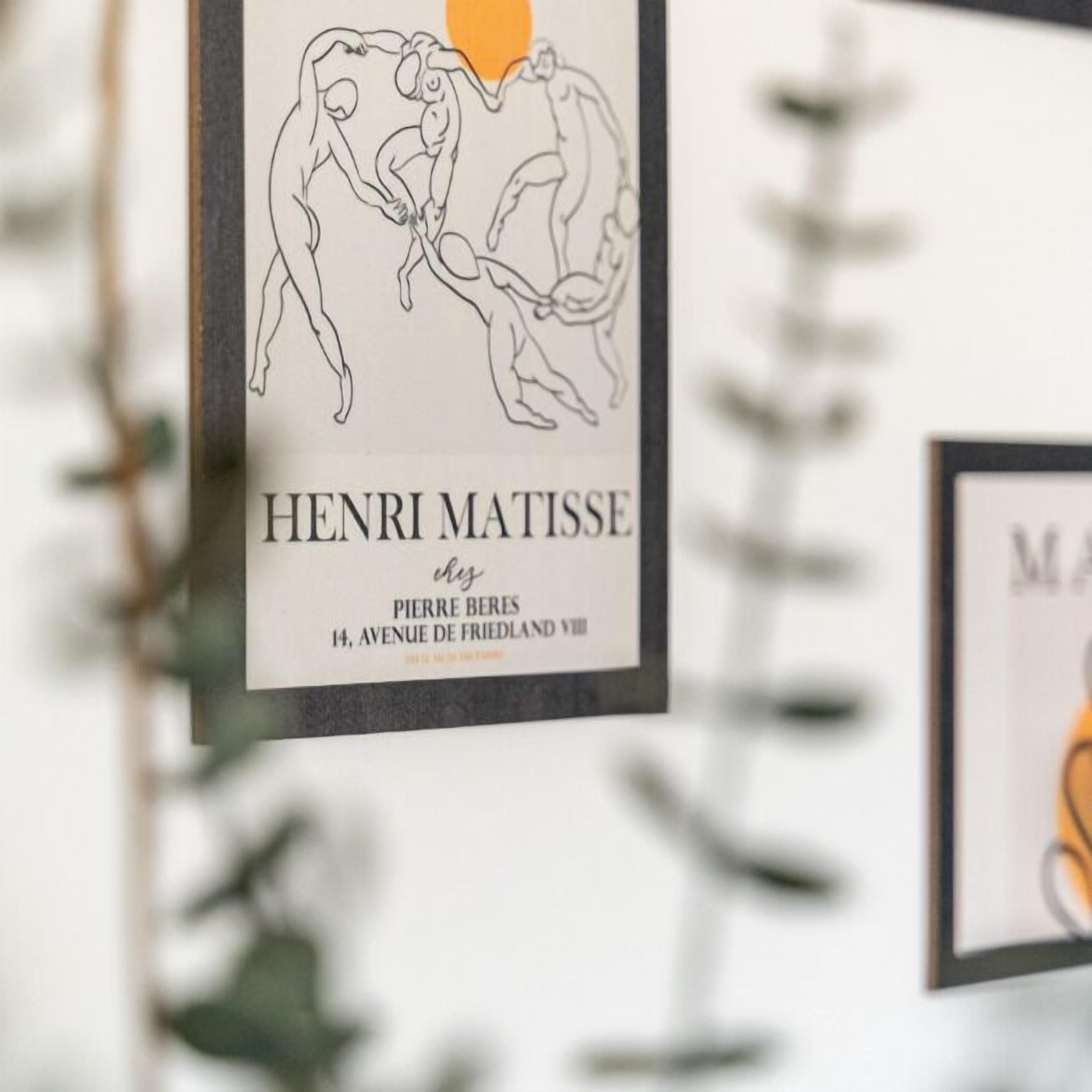 Ett inramat konstverk av Henri Matisse med en minimalistisk design, inklusive en linjeteckning av två figurer och text som anger konstnären och platsen.